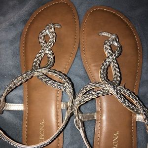 Flash sale⚡️ Gold and brown flip flops / sandals